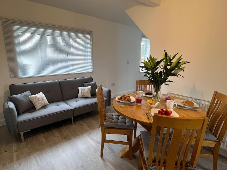 Ground Floor Flat With Parking, Sleeps 3 Appartement Wheatley Buitenkant foto