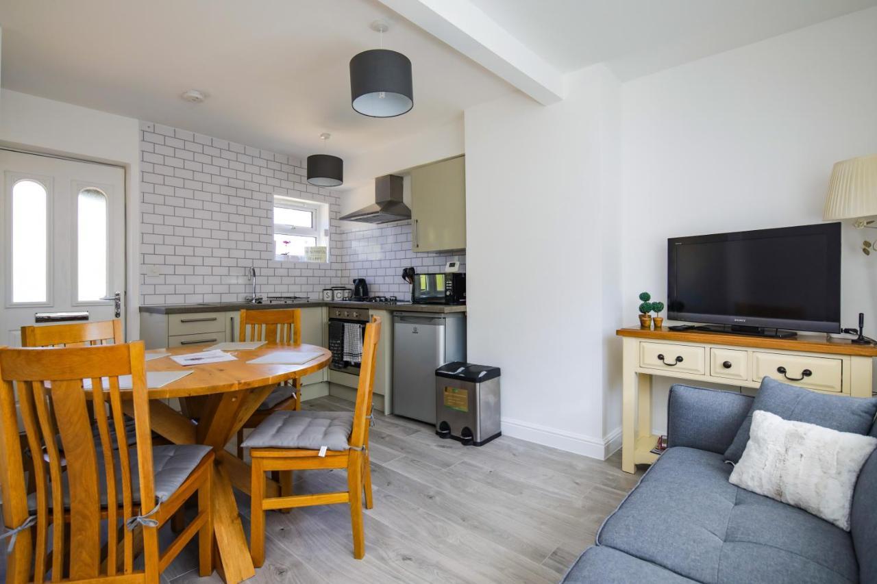 Ground Floor Flat With Parking, Sleeps 3 Appartement Wheatley Buitenkant foto